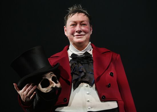 Спектакль "Мертвые души" в театре им. Евг. Вахтангова