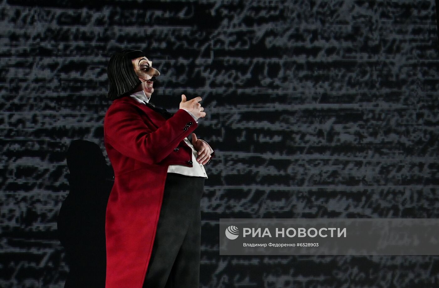 Спектакль "Мертвые души" в театре им. Евг. Вахтангова