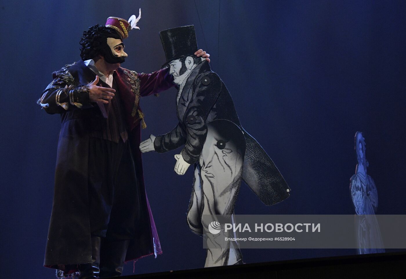 Спектакль "Мертвые души" в театре им. Евг. Вахтангова