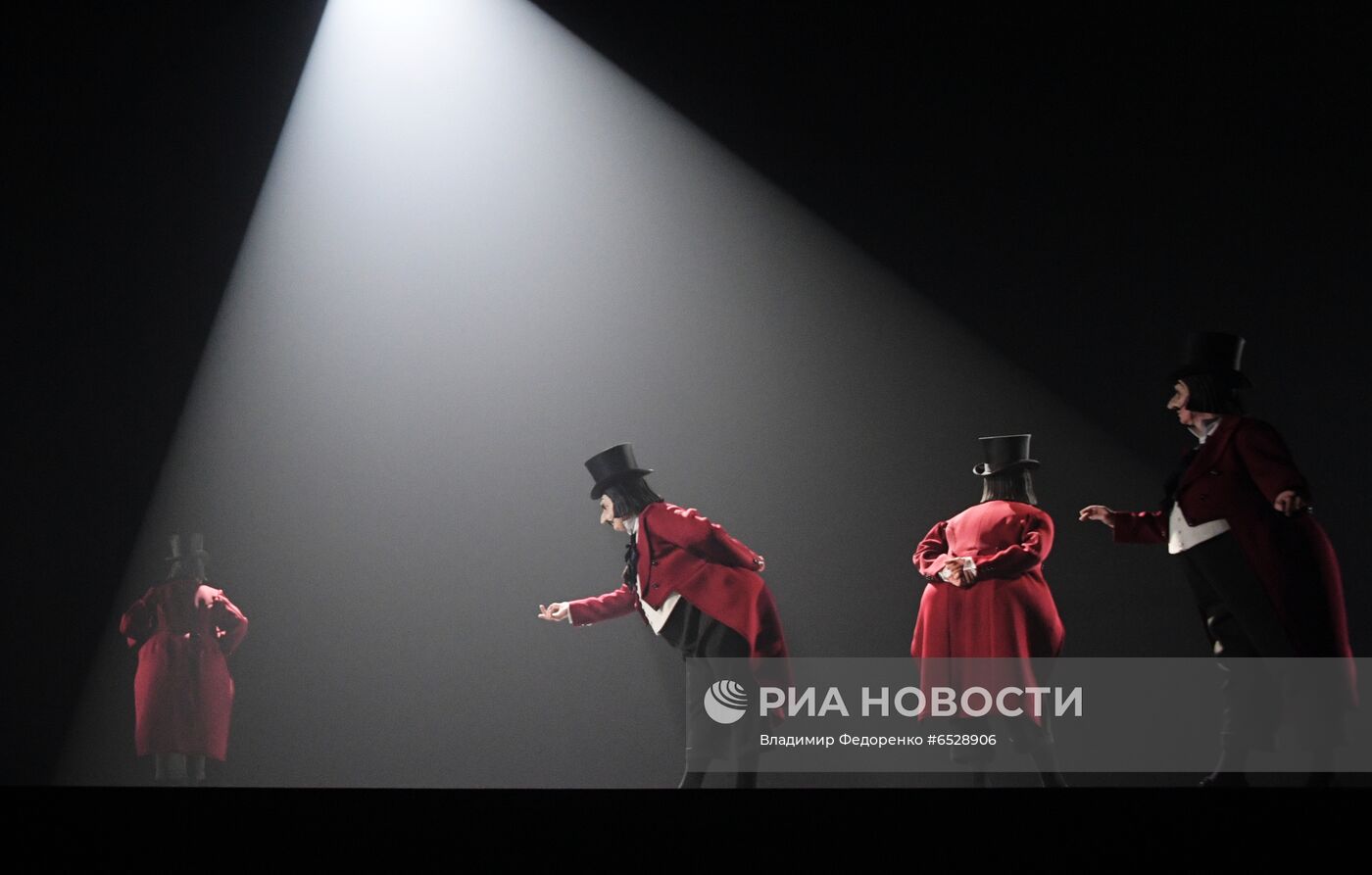 Спектакль "Мертвые души" в театре им. Евг. Вахтангова