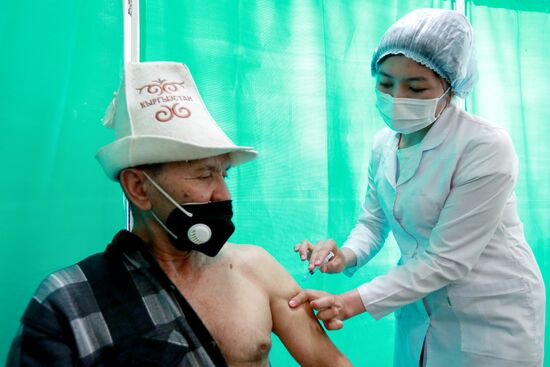 Старт вакцинации от коронавируса в Киргизии