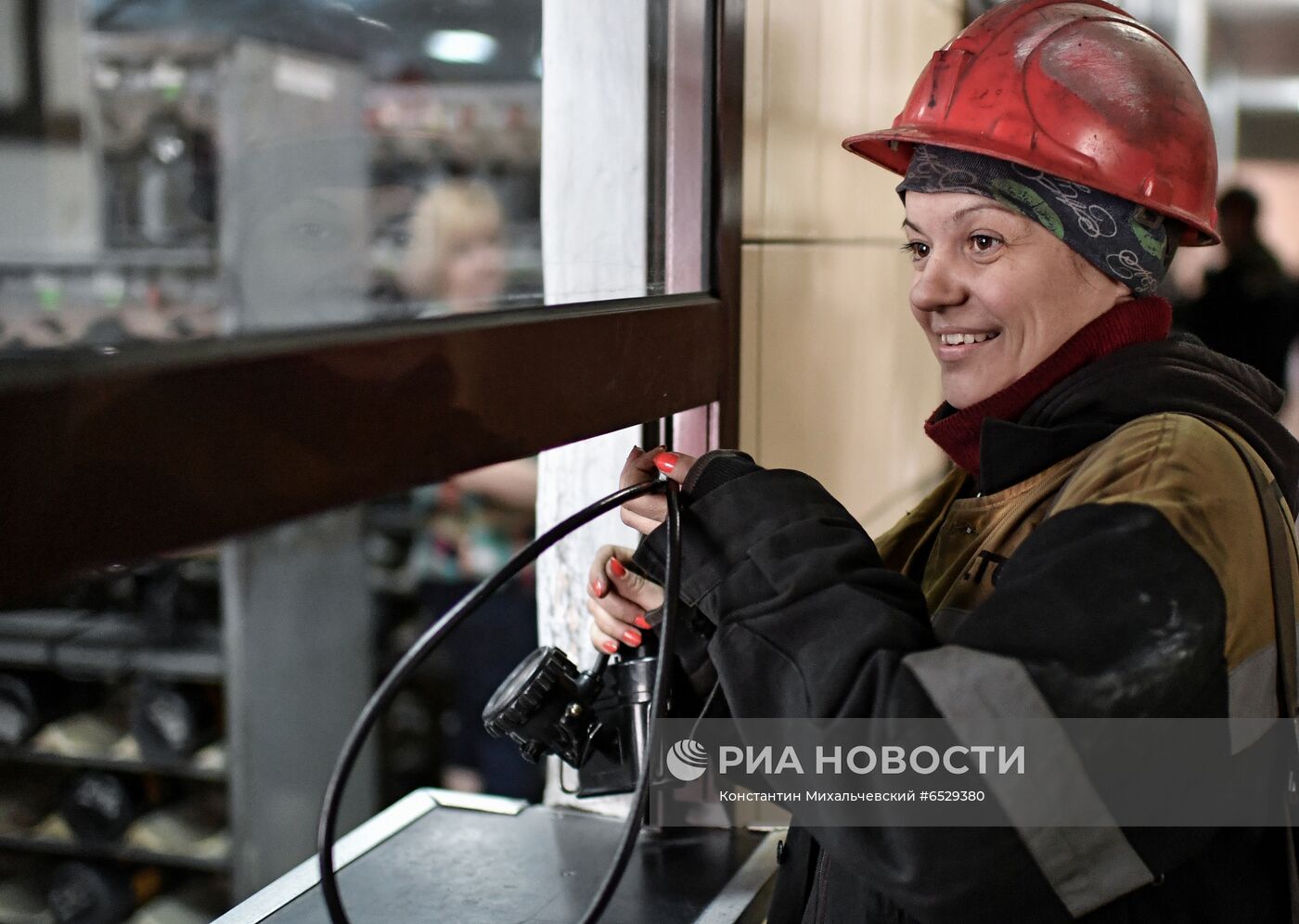  Шахтеры предприятия "Комсомолец Донбасса" в Донецкой области