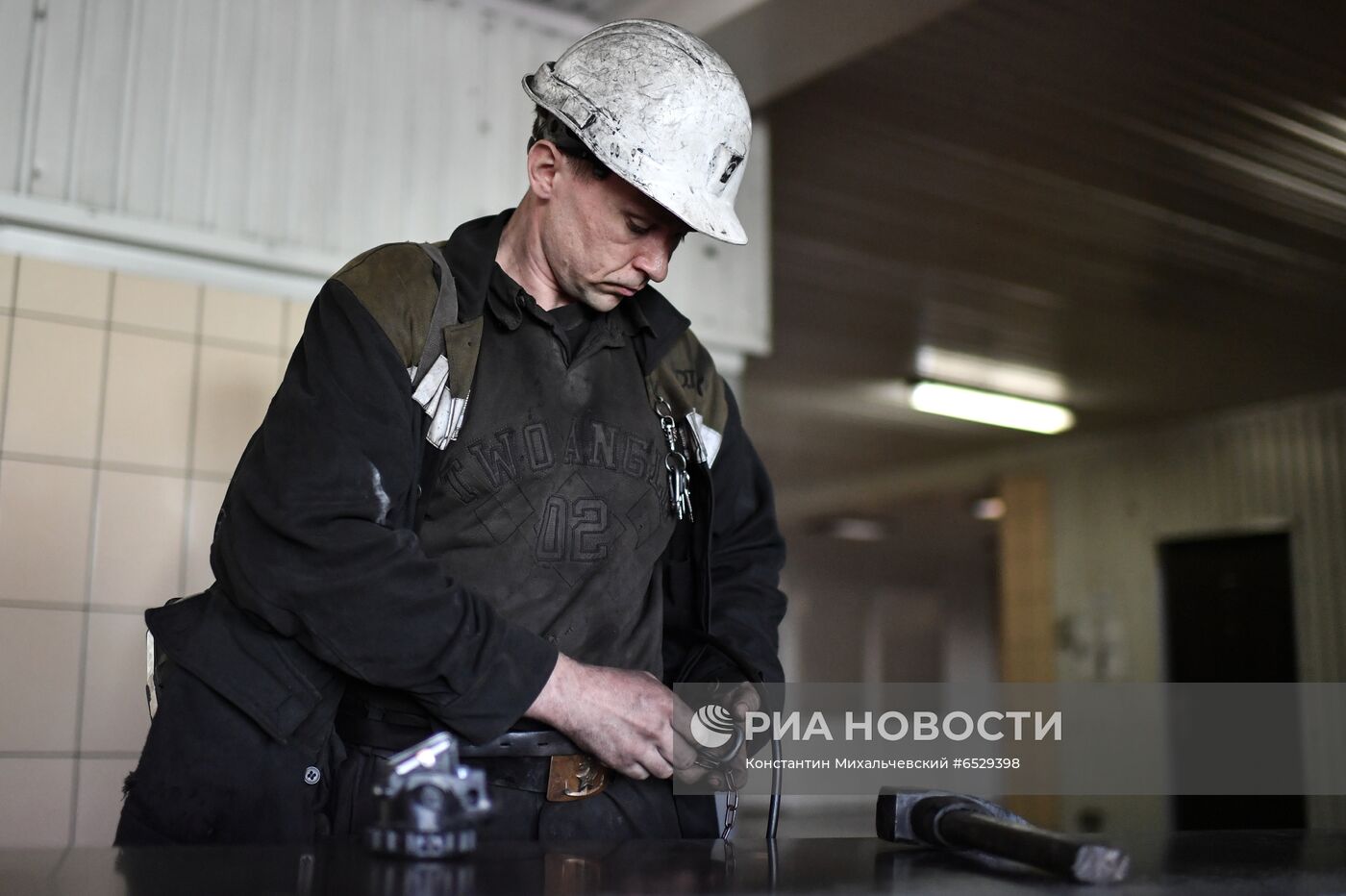  Шахтеры предприятия "Комсомолец Донбасса" в Донецкой области