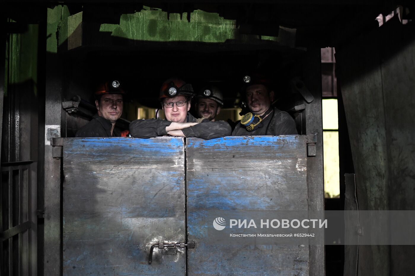  Шахтеры предприятия "Комсомолец Донбасса" в Донецкой области