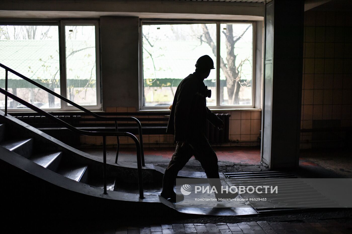  Шахтеры предприятия "Комсомолец Донбасса" в Донецкой области