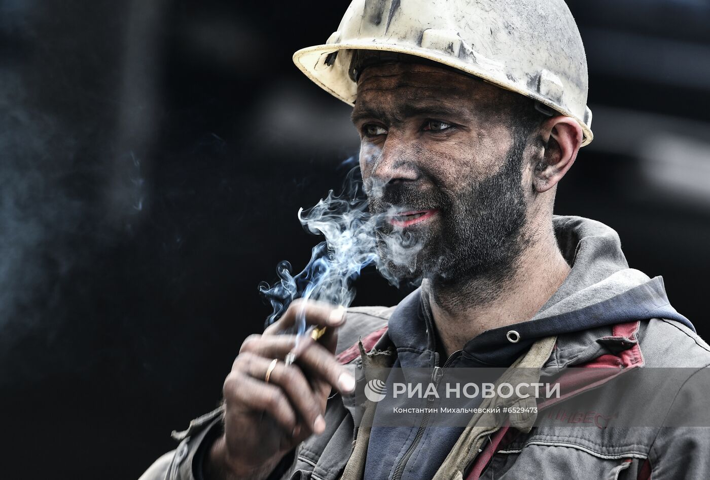 Шахтеры предприятия "Комсомолец Донбасса" в Донецкой области