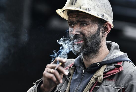  Шахтеры предприятия "Комсомолец Донбасса" в Донецкой области