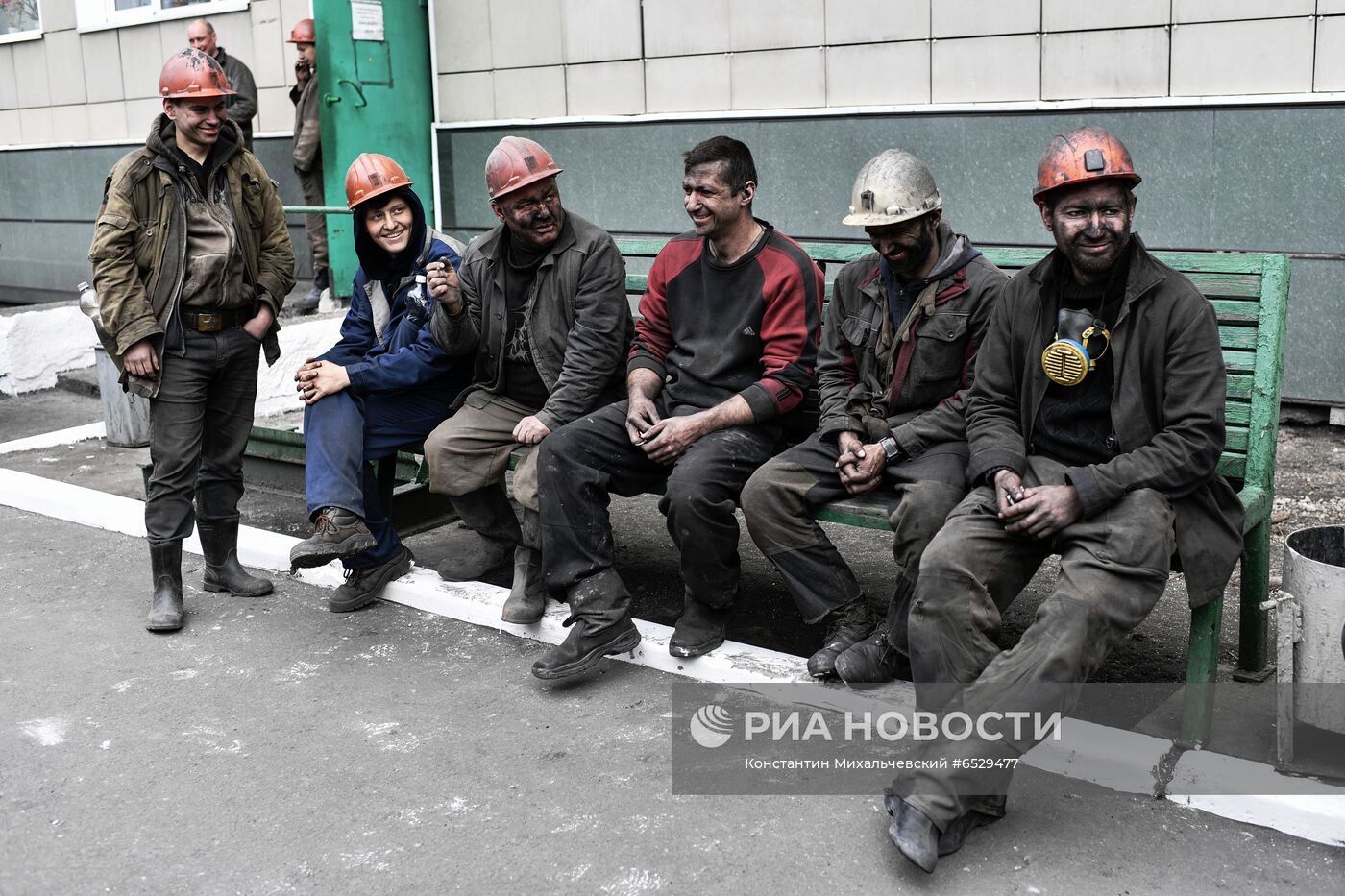  Шахтеры предприятия "Комсомолец Донбасса" в Донецкой области