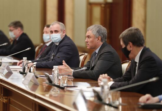 Премьер-министр РФ М. Мишустин встретился с главами думских фракций