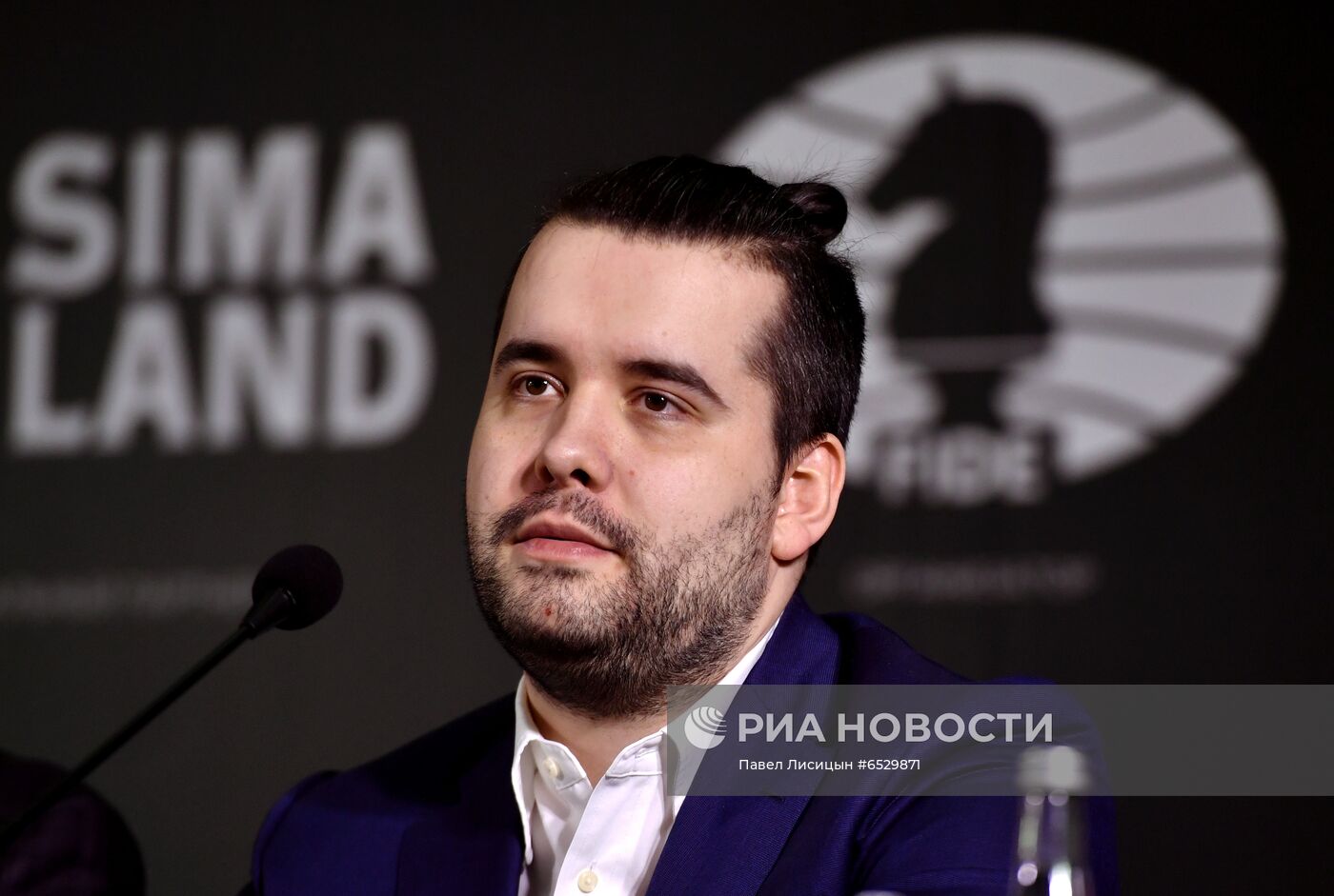 Награждение шахматиста Я. Непомнящего - победителя турнира претендентов