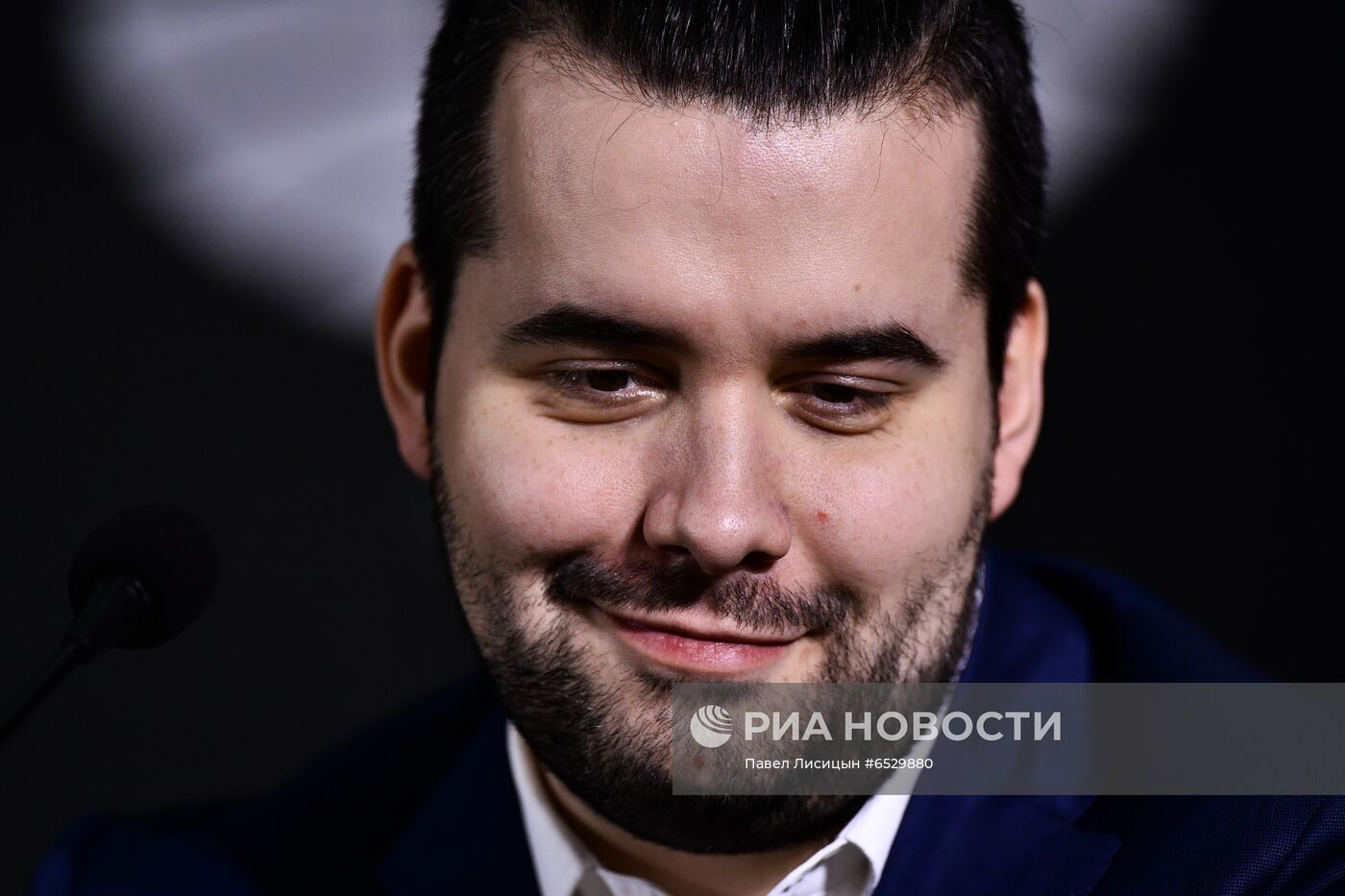 Награждение шахматиста Я. Непомнящего - победителя турнира претендентов