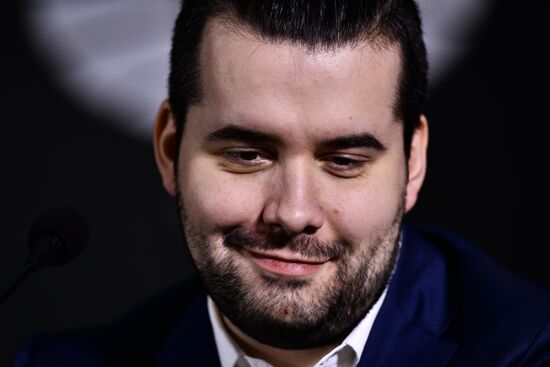 Награждение шахматиста Я. Непомнящего - победителя турнира претендентов 