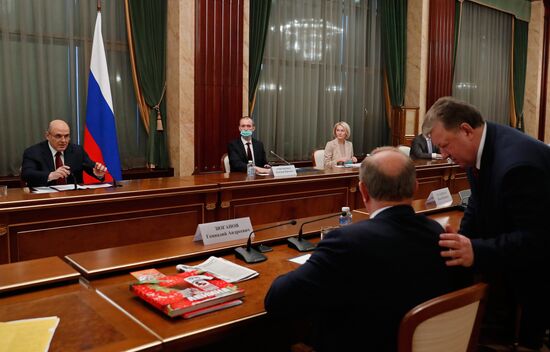 Премьер-министр РФ М. Мишустин встретился с главами думских фракций