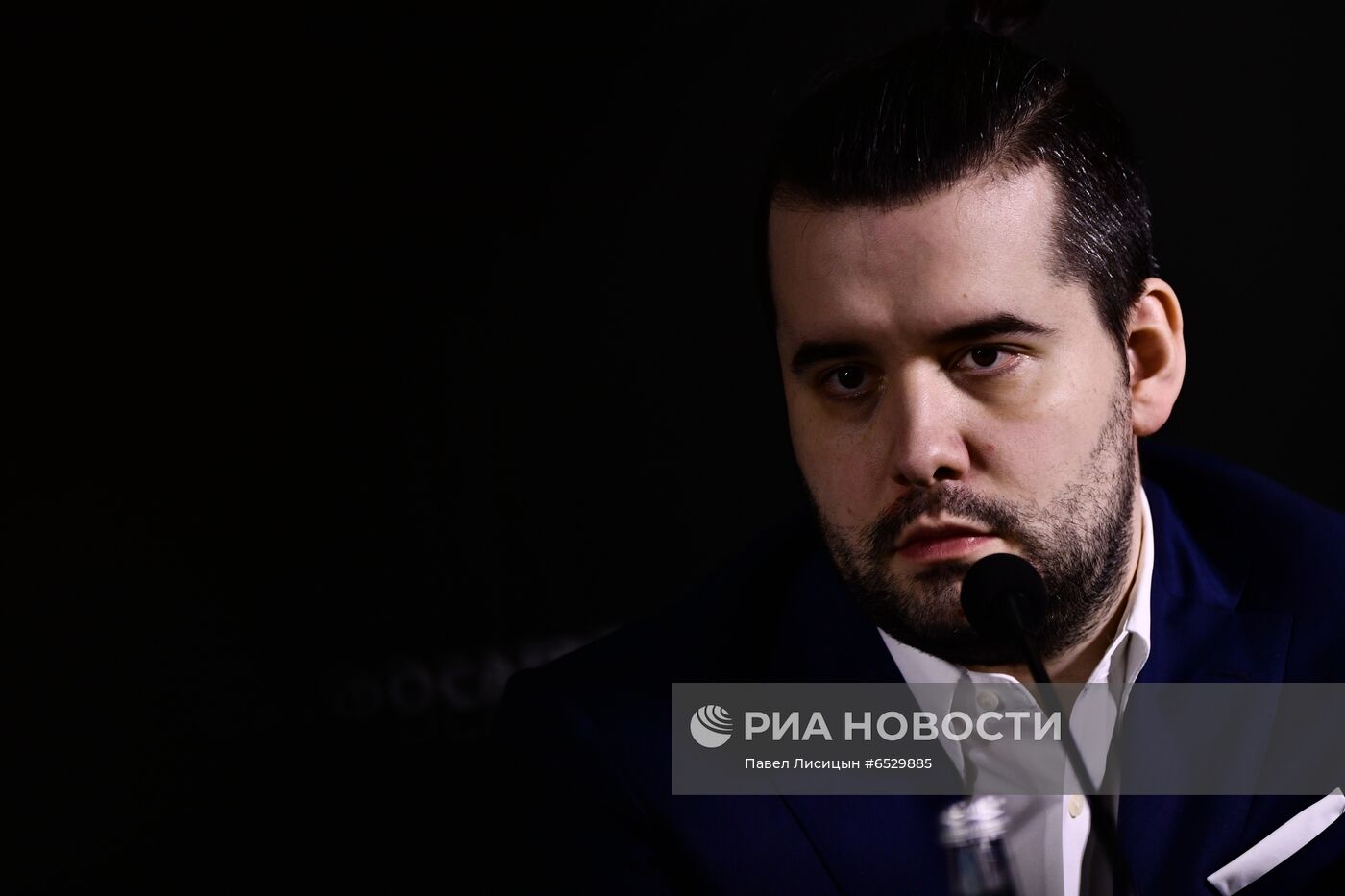 Награждение шахматиста Я. Непомнящего - победителя турнира претендентов