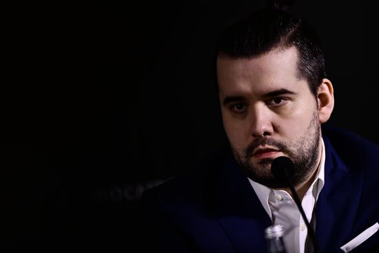 Награждение шахматиста Я. Непомнящего - победителя турнира претендентов 