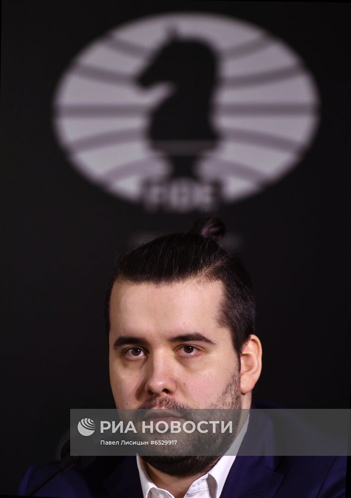 Награждение шахматиста Я. Непомнящего - победителя турнира претендентов