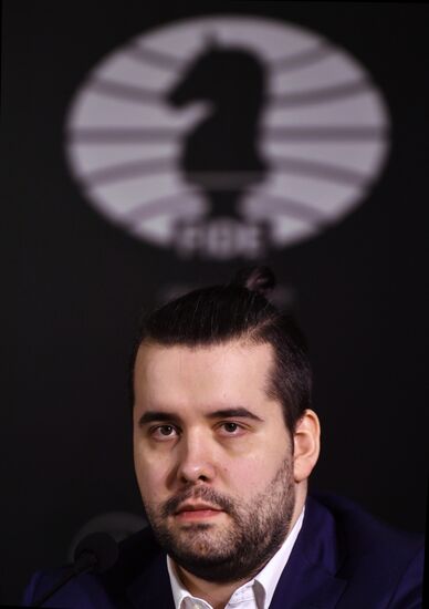 Награждение шахматиста Я. Непомнящего - победителя турнира претендентов 