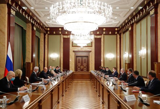 Премьер-министр РФ М. Мишустин встретился с главами думских фракций