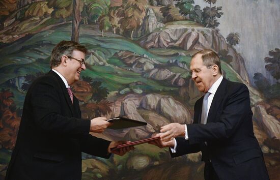 Встреча глав МИД РФ и Мексики С. Лаврова и М. Эмбарда