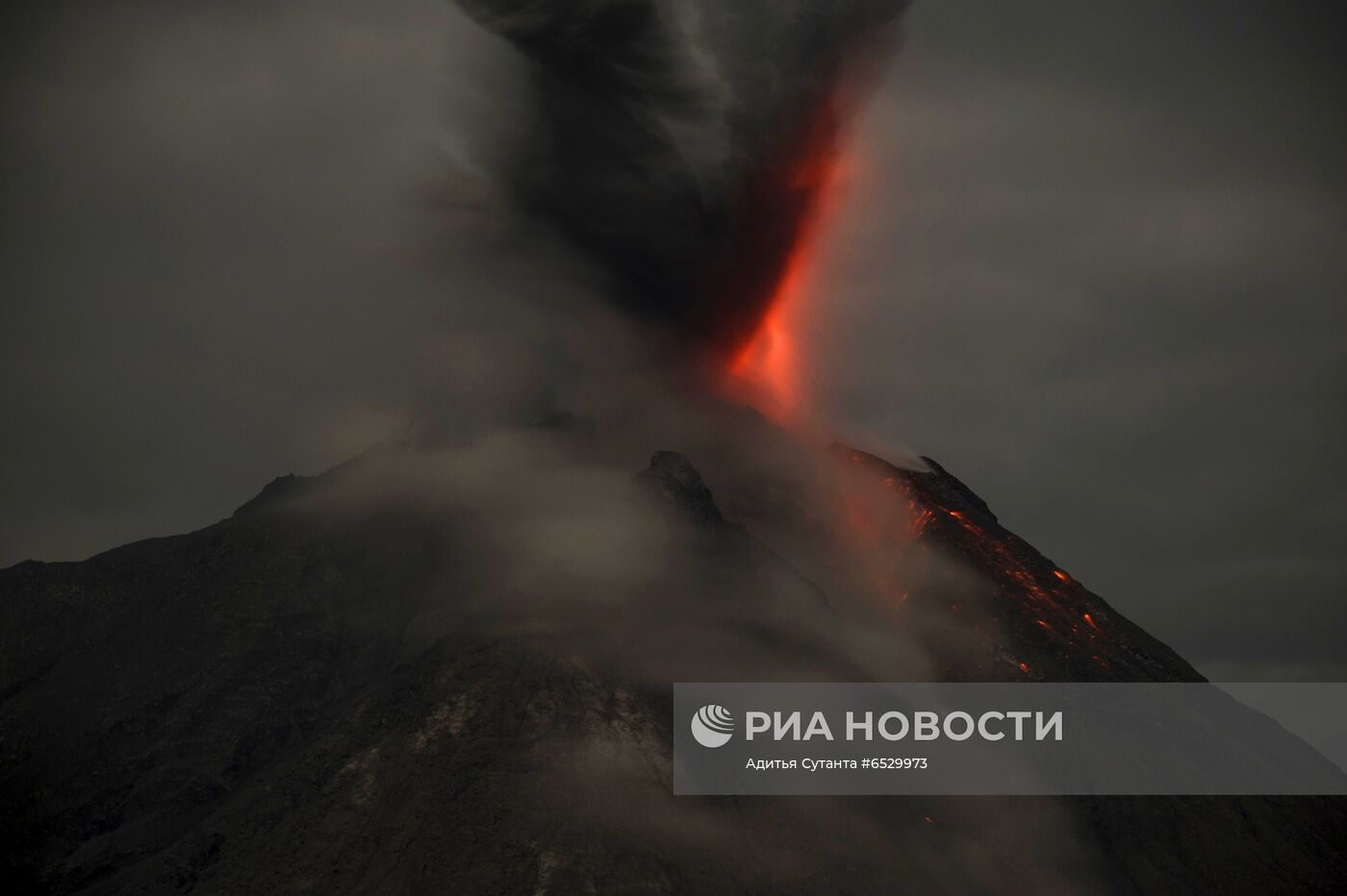 Извержение вулкана Синабунг в Индонезии