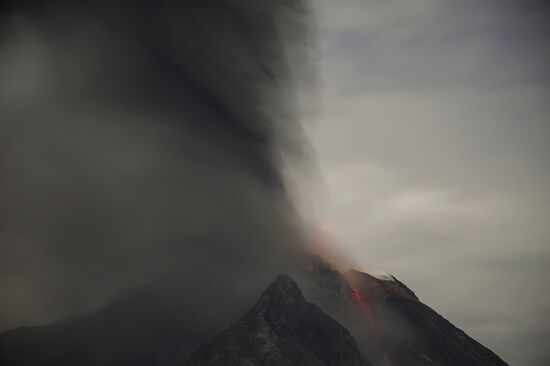 Извержение вулкана Синабунг в Индонезии