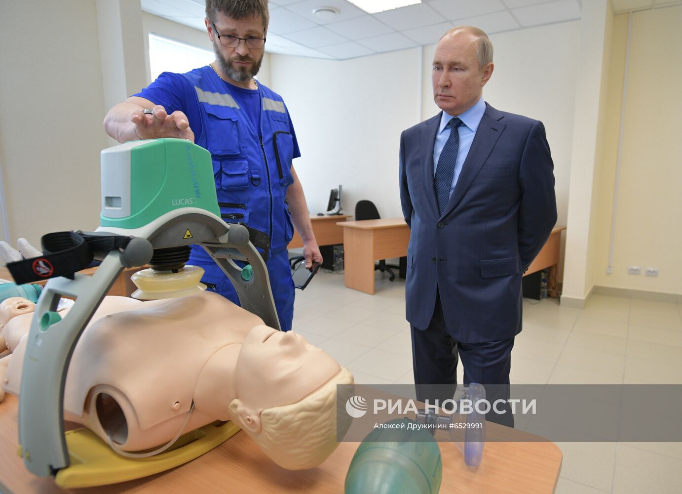 Президент РФ В. Путин посетил новое здание станции скорой медицинской помощи в городе Пушкине