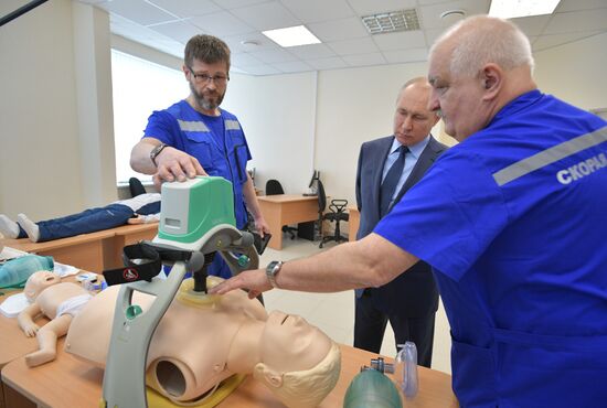 Президент РФ В. Путин посетил новое здание станции скорой медицинской помощи в городе Пушкине