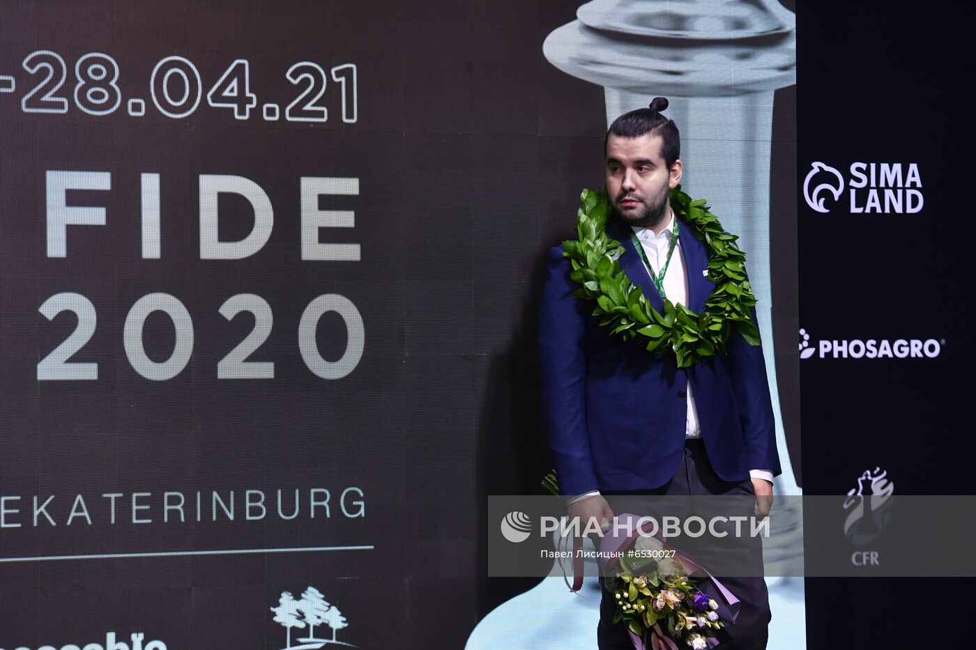 Награждение шахматиста Я. Непомнящего - победителя турнира претендентов