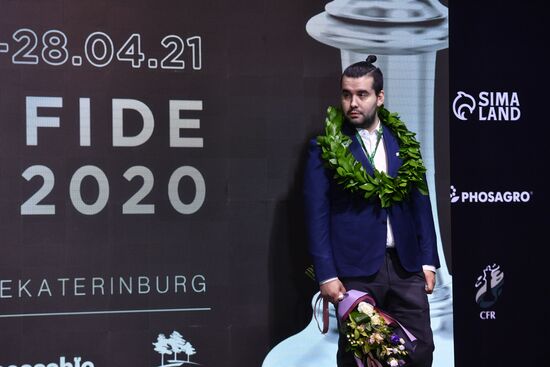 Награждение шахматиста Я. Непомнящего - победителя турнира претендентов 