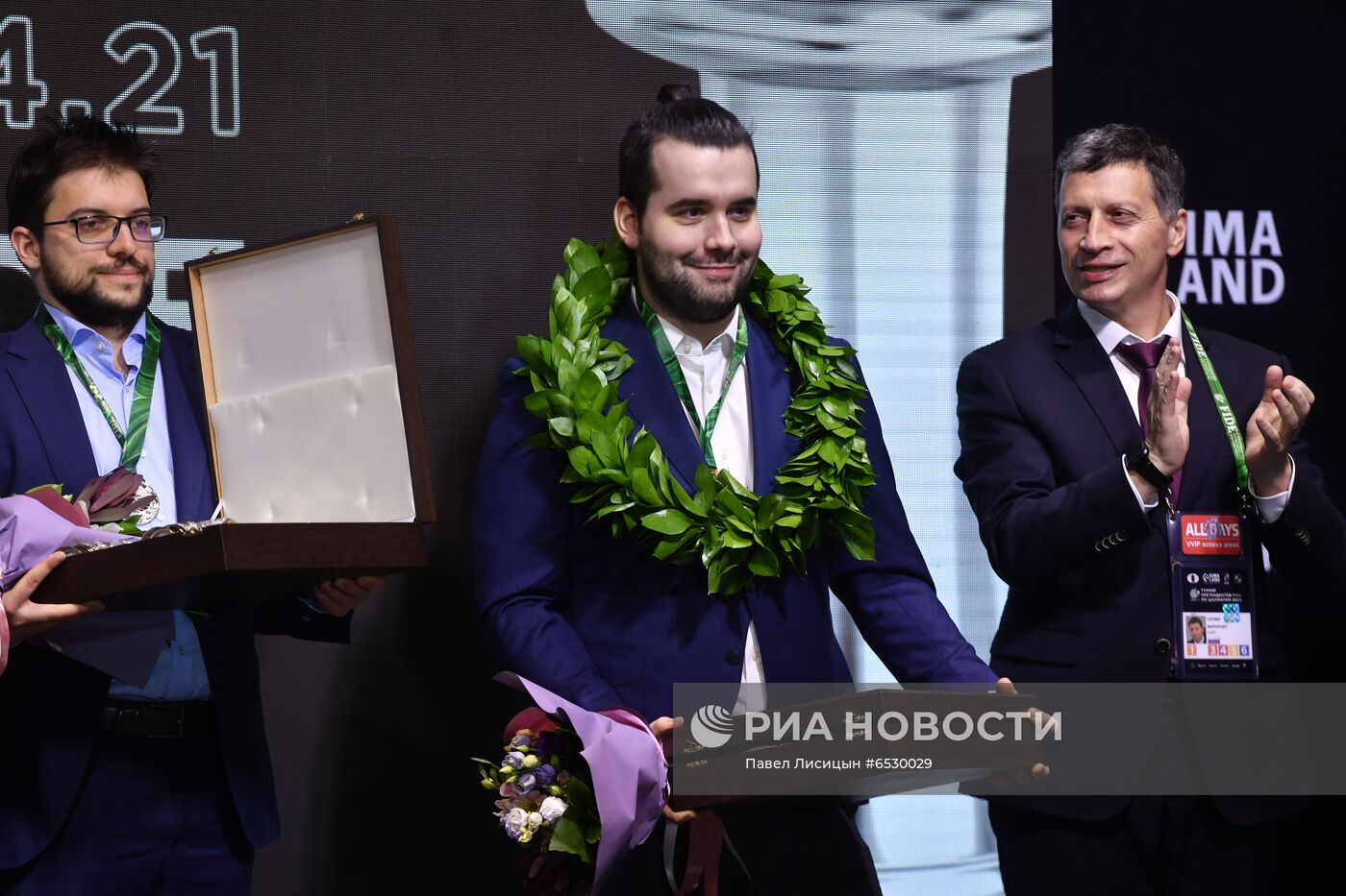 Награждение шахматиста Я. Непомнящего - победителя турнира претендентов