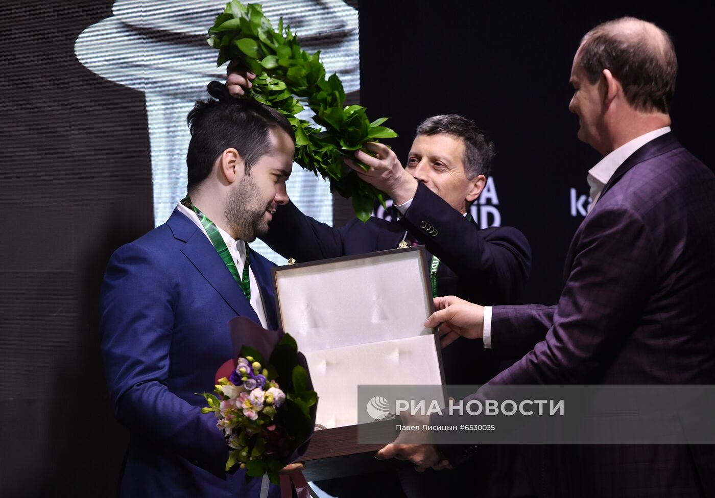 Награждение шахматиста Я. Непомнящего - победителя турнира претендентов