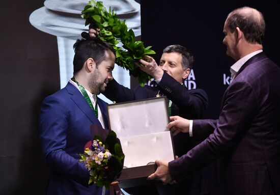 Награждение шахматиста Я. Непомнящего - победителя турнира претендентов 
