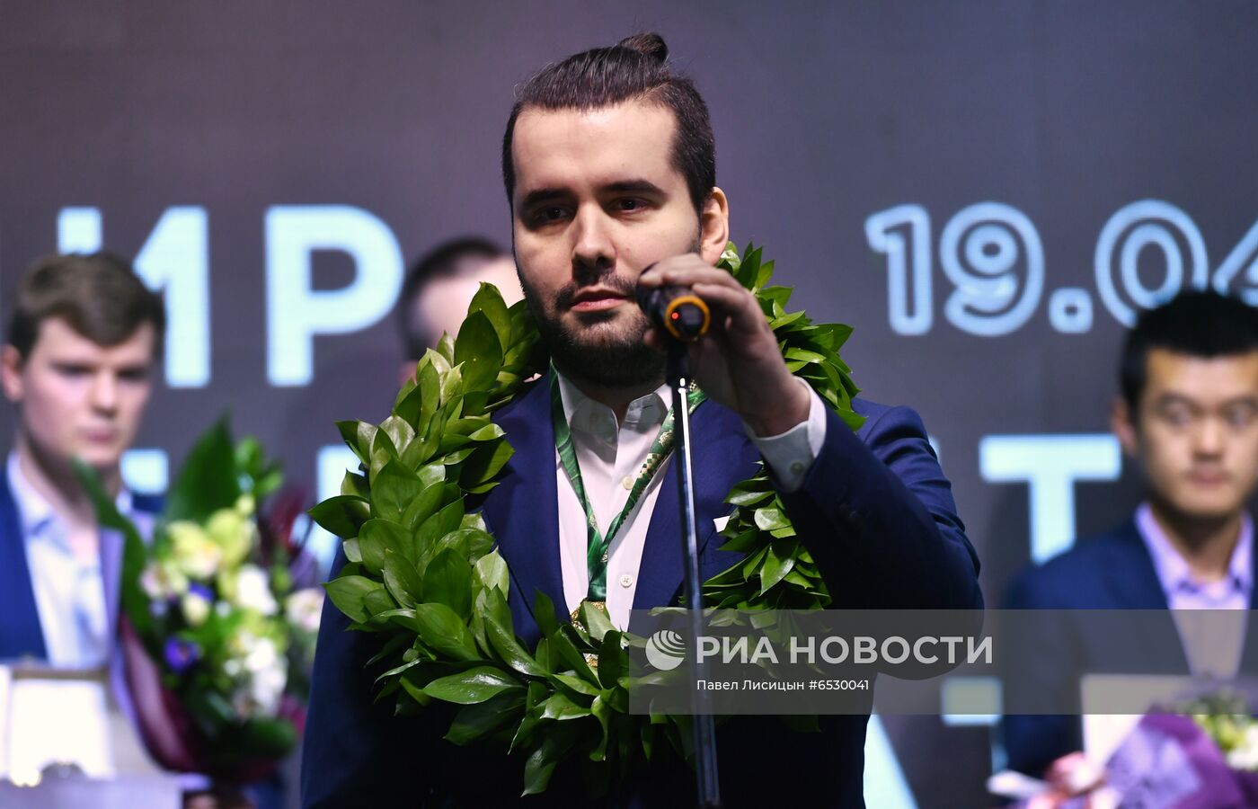 Награждение шахматиста Я. Непомнящего - победителя турнира претендентов