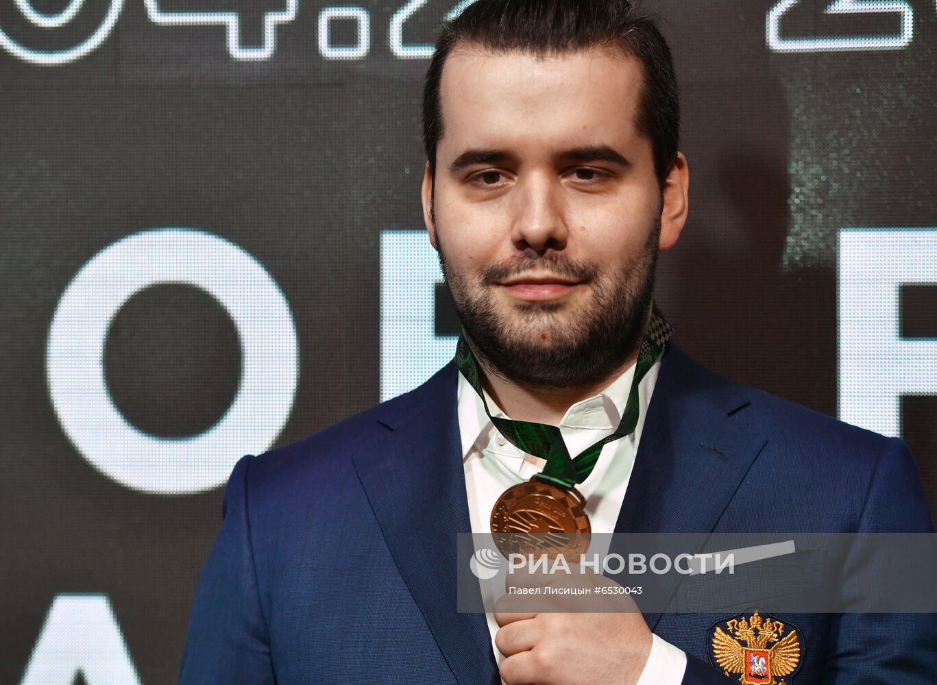 Награждение шахматиста Я. Непомнящего - победителя турнира претендентов