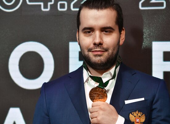 Награждение шахматиста Я. Непомнящего - победителя турнира претендентов 