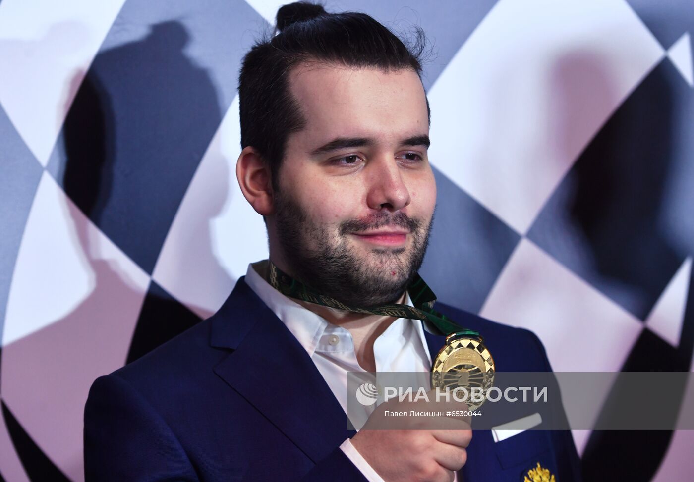 Награждение шахматиста Я. Непомнящего - победителя турнира претендентов