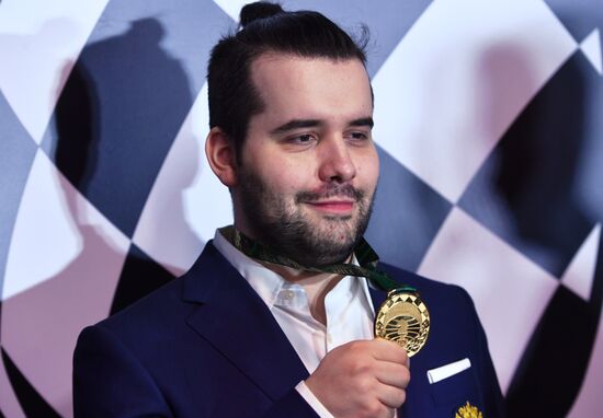 Награждение шахматиста Я. Непомнящего - победителя турнира претендентов 