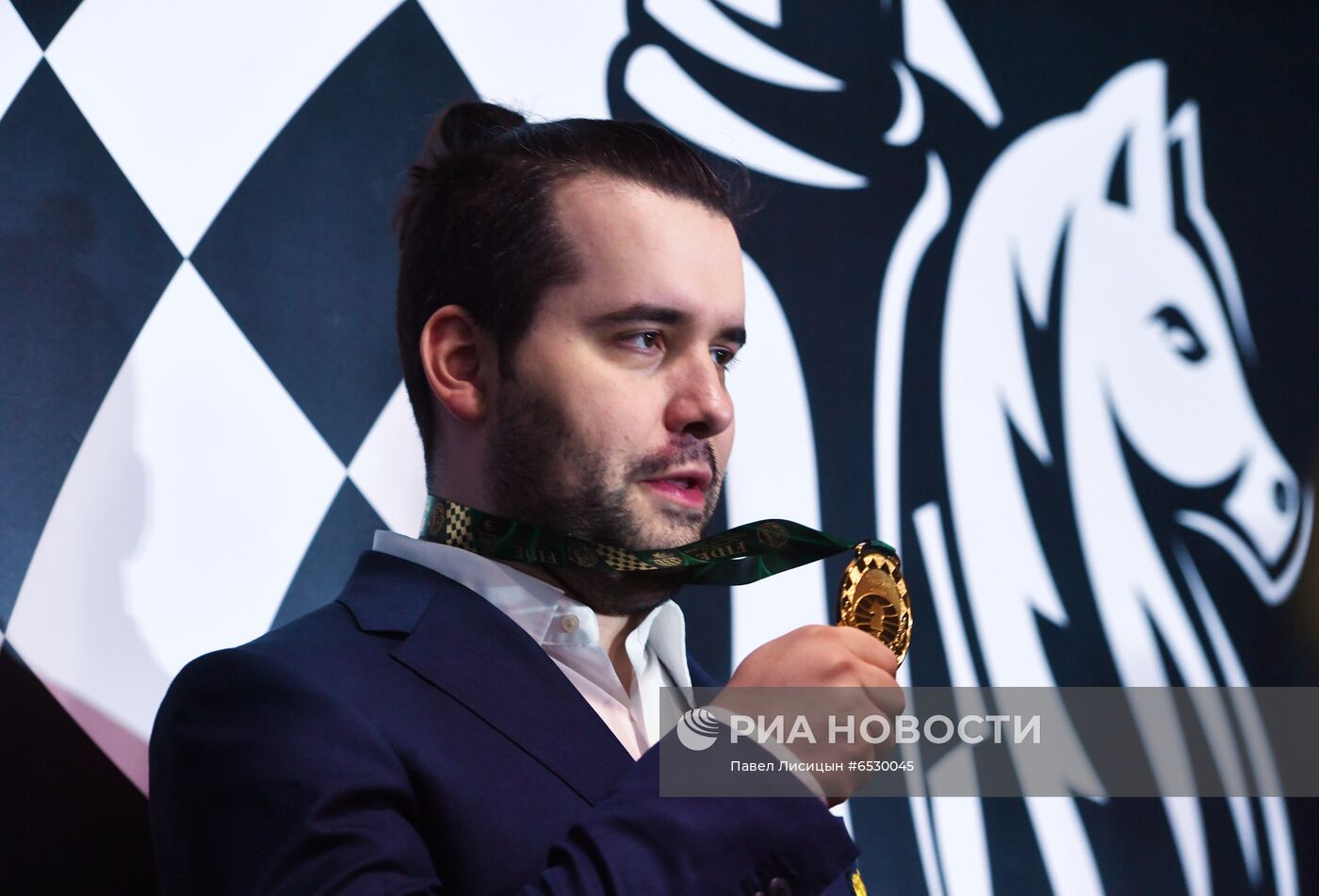 Награждение шахматиста Я. Непомнящего - победителя турнира претендентов