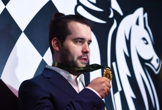 Награждение шахматиста Я. Непомнящего - победителя турнира претендентов 