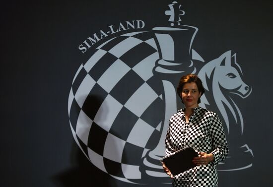 Награждение шахматиста Я. Непомнящего - победителя турнира претендентов 