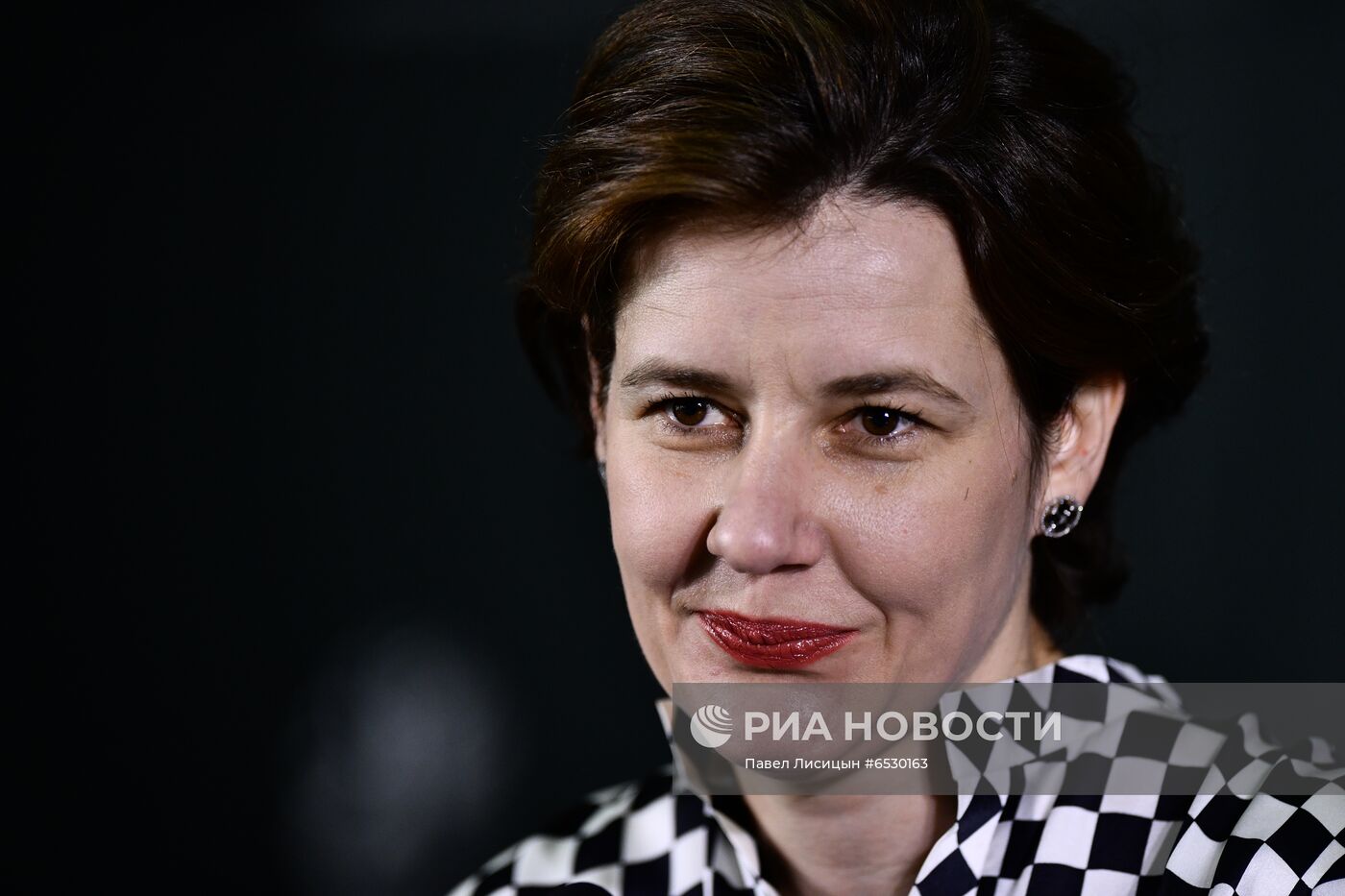 Награждение шахматиста Я. Непомнящего - победителя турнира претендентов