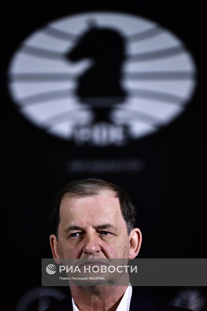 Награждение шахматиста Я. Непомнящего - победителя турнира претендентов