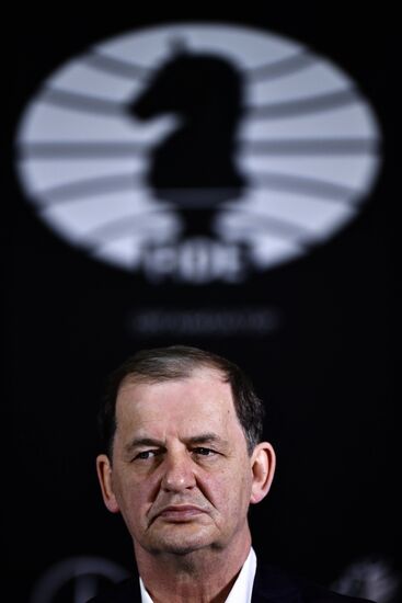 Награждение шахматиста Я. Непомнящего - победителя турнира претендентов 