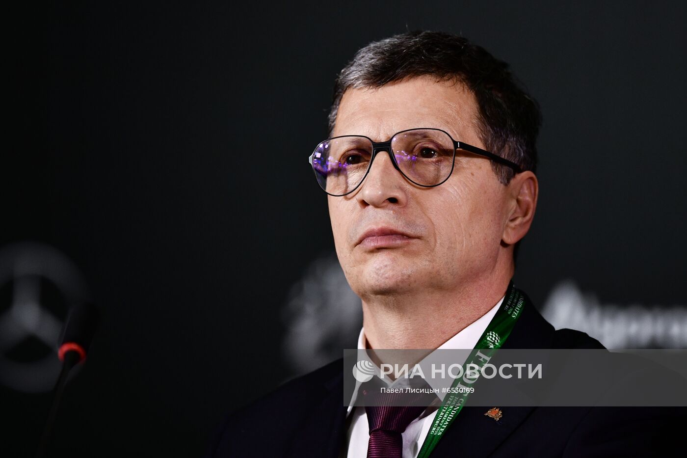 Награждение шахматиста Я. Непомнящего - победителя турнира претендентов