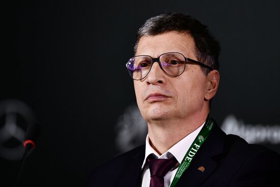 Награждение шахматиста Я. Непомнящего - победителя турнира претендентов 