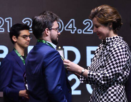 Награждение шахматиста Я. Непомнящего - победителя турнира претендентов 