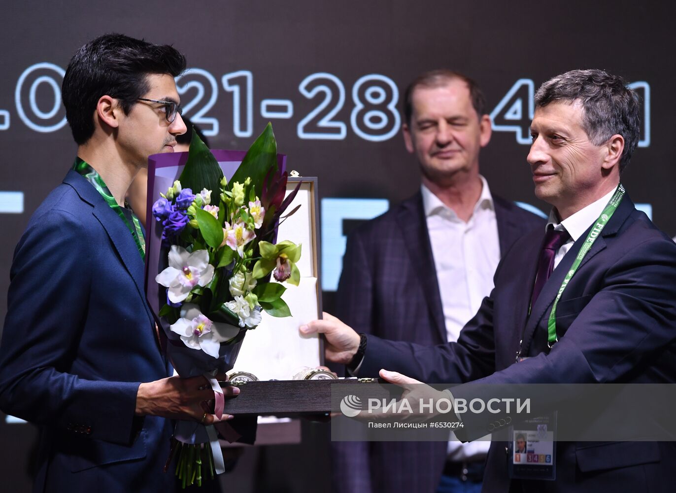 Награждение шахматиста Я. Непомнящего - победителя турнира претендентов