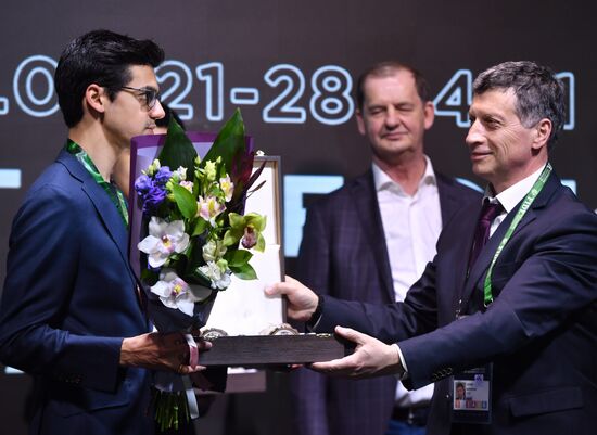 Награждение шахматиста Я. Непомнящего - победителя турнира претендентов 