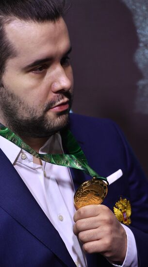 Награждение шахматиста Я. Непомнящего - победителя турнира претендентов 