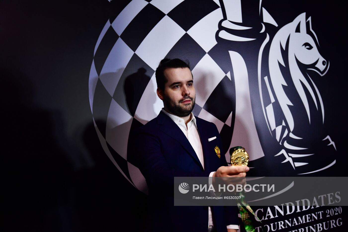 Награждение шахматиста Я. Непомнящего - победителя турнира претендентов